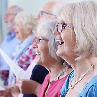 Gemeinsames Singen ältere Personen im Chor