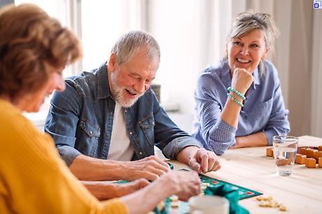 Spielenachmittage im FAZ Gruppe von Personen spielt am Tisch