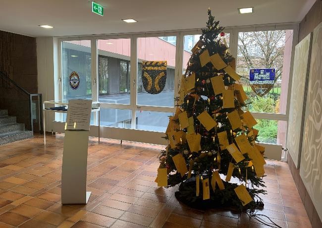 Tannenbaum mit Wunschzetteln im Rathausfoyer