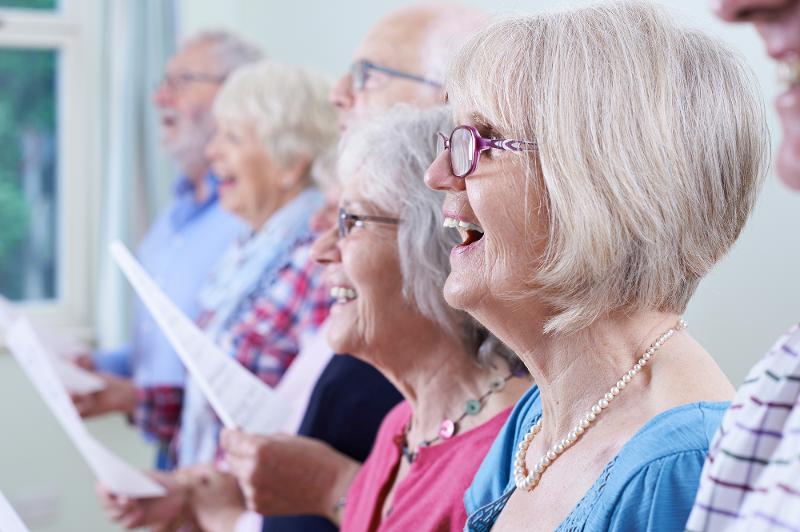 Singende Seniorinnen und Senioren